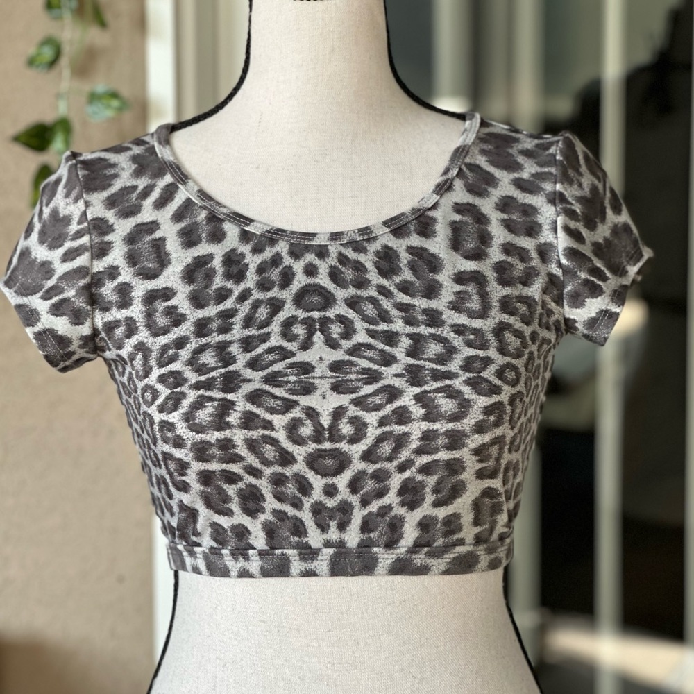 NWOT Chic Leopard Print Short Sleeve Top - Black and Gray